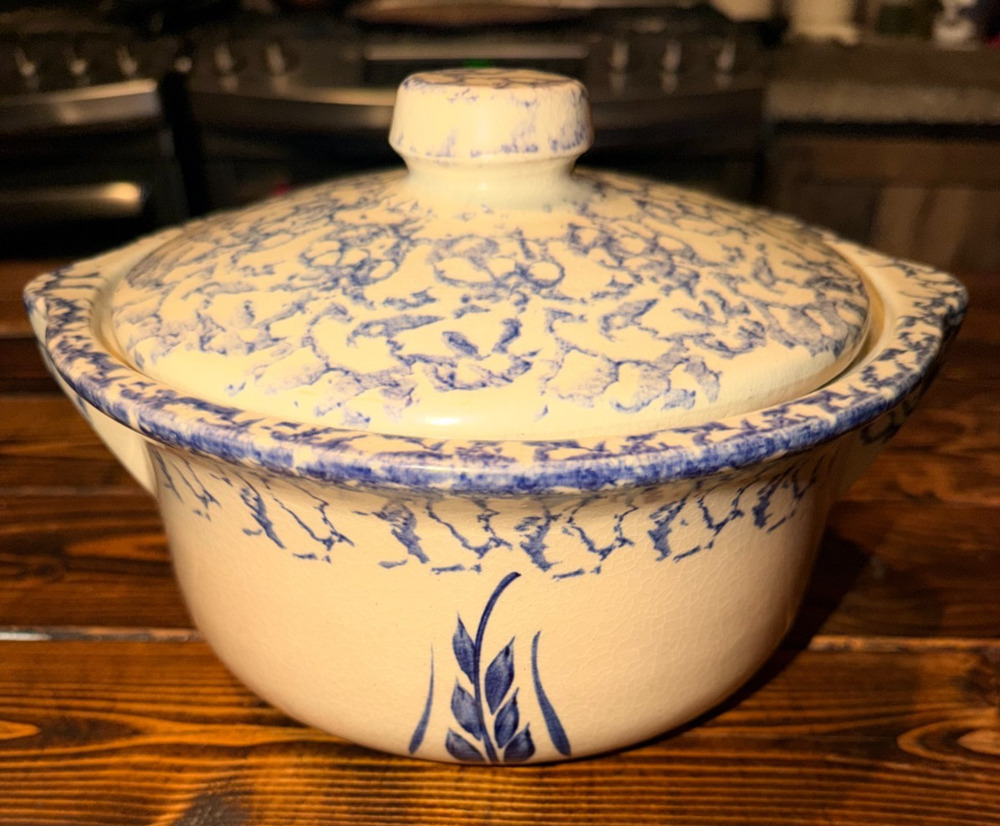 Vtg Robinson Ransbottom (RRP) Roseville Blue Spongeware Wheat Casserole Dish Lid